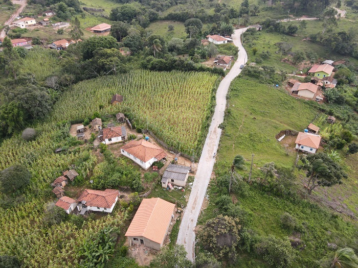 Você está visualizando atualmente Prefeitura inicia trabalho de pavimentação na comunidade rural Cachoeira das Marias