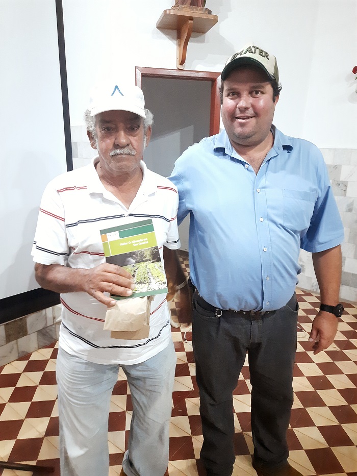 Leia mais sobre o artigo Produtores rurais de Andrelândia recebem sementes da Emater
